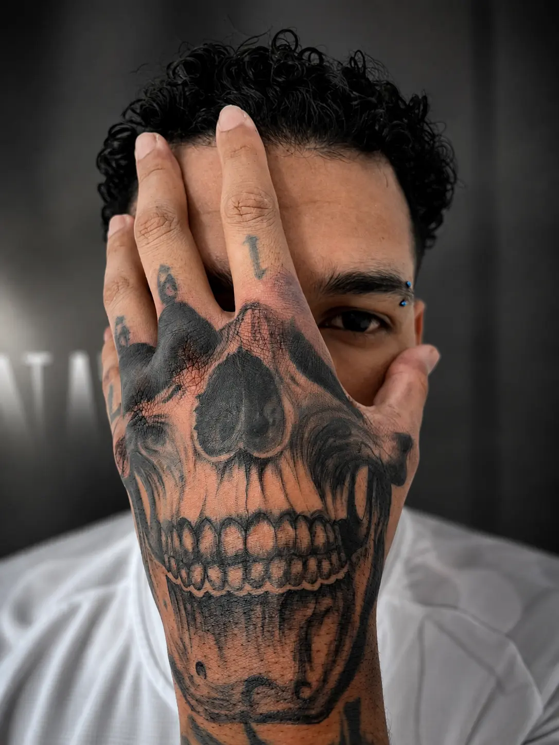 Tatuagem de caveira na mão