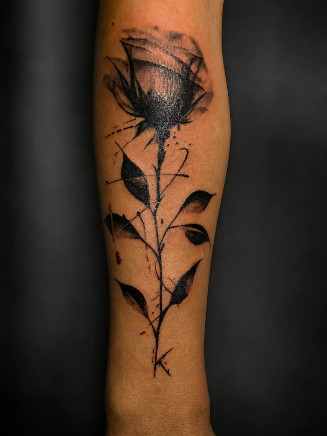 Tatuagem de rosa em estilo abstrato no antebraço